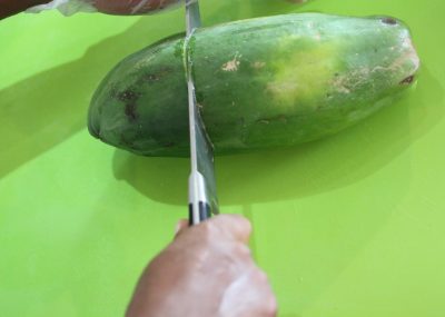 découpe papaye verte râpée crudité Antillaise