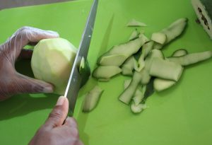 découpe papaye verte râpée crudité Antillaise