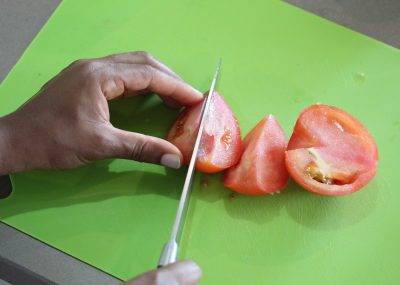 découpe crudité tomate