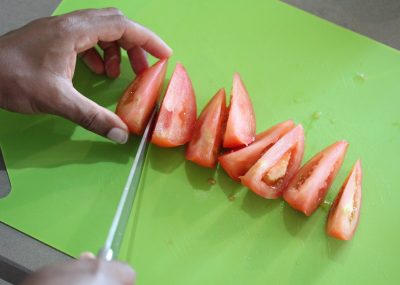 découpe crudité tomate