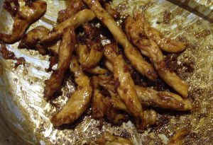 Suzi Wan nouilles sautées au poulet, sauce coco colombo