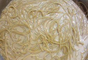 Spaghetti Panzani aux crevettes sautées au rhum vieux et pesto bouquet garni