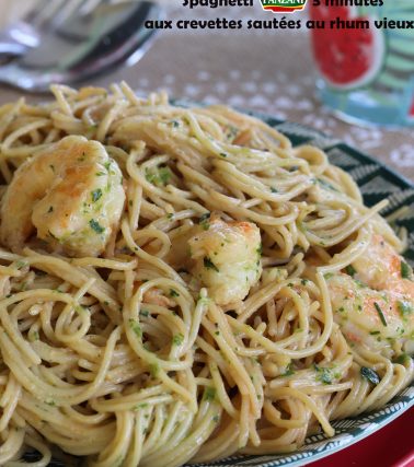 🎥 Recette des Spaghetti aux CREVETTES sautées au rhum vieux et pesto bouquet garni