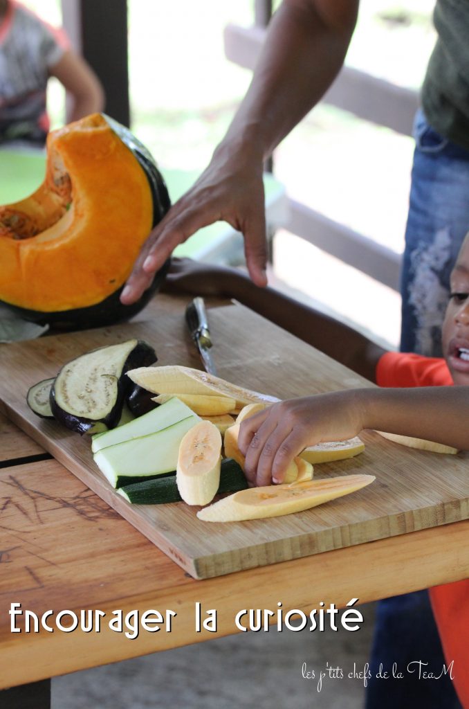 enfant en cuisine légumes