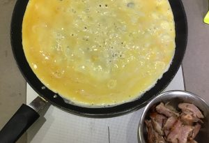 omelette garnie légumes et lard