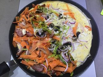 omelette garnie légumes et lard