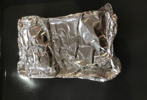 plat lasagnes recouvert de papier aluminium