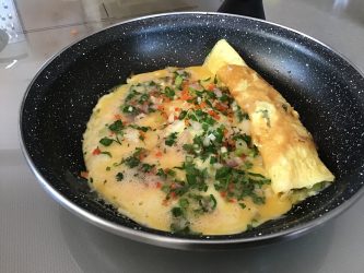 Omelette roulée au fromage et aux herbes