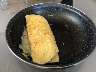 Omelette roulée au fromage et aux herbes