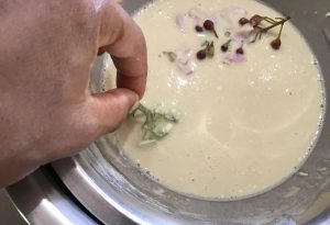 Beignets de fleurs de glycéria et moringa, façon tempura