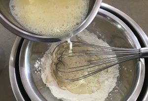 Beignets de fleurs de glycéria et moringa, façon tempura