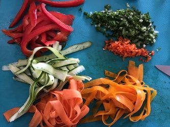 tagliatelles de légumes et cacahuètes grillées