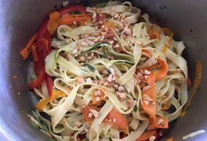 tagliatelles de légumes et cacahuètes grillées