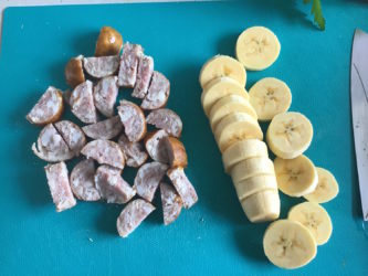 banane jaune et saucisse fumée