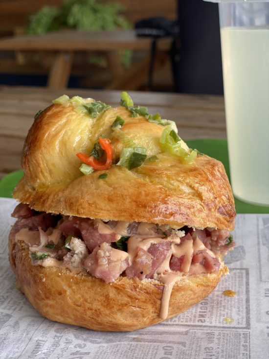 Pain au beurre garni de poulet fumé